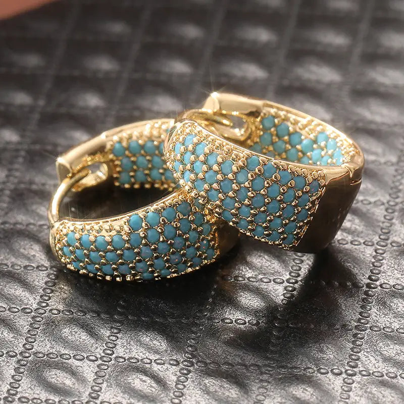 Elegante goldfarbene Creolen mit türkisfarbenen Perlen