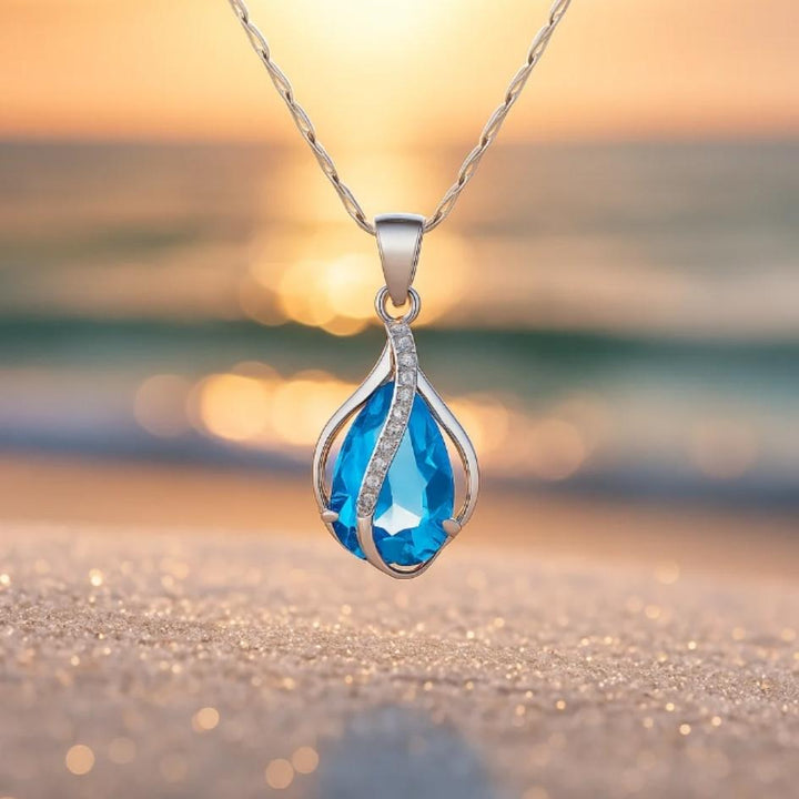 Tropfen des Lichts – Halskette mit blauem Zirkon und Silberfinish