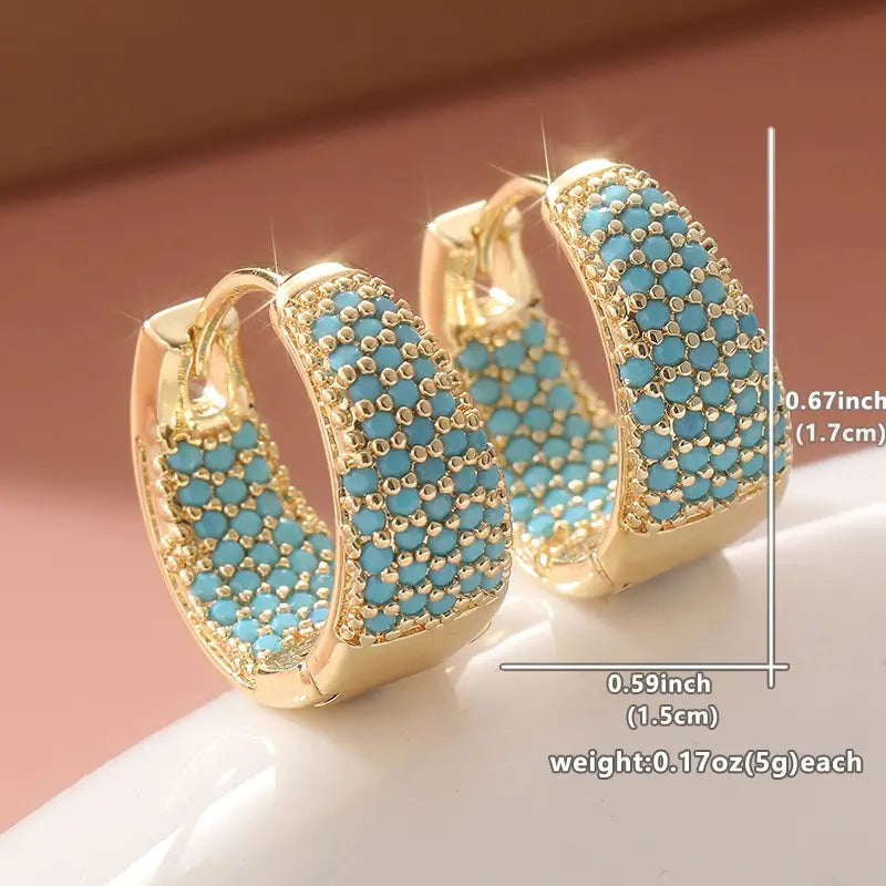 Elegante goldfarbene Creolen mit türkisfarbenen Perlen