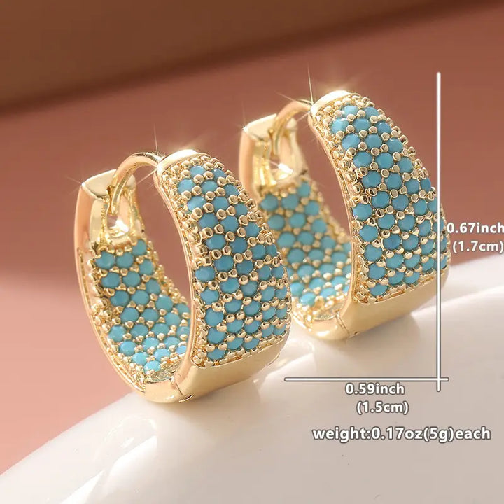 Elegante goldfarbene Creolen mit türkisfarbenen Perlen
