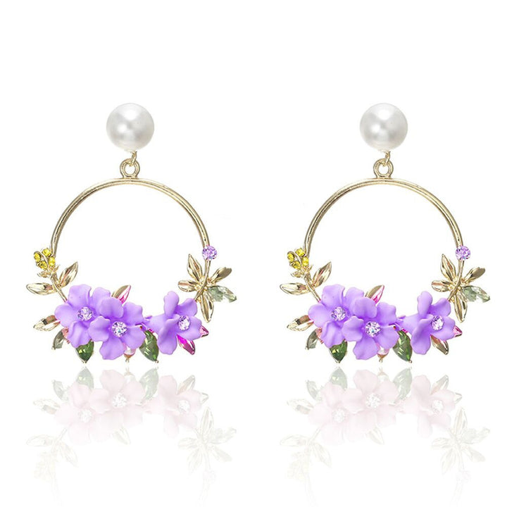 Elegante Goldohrringe mit Blumen und Perlen