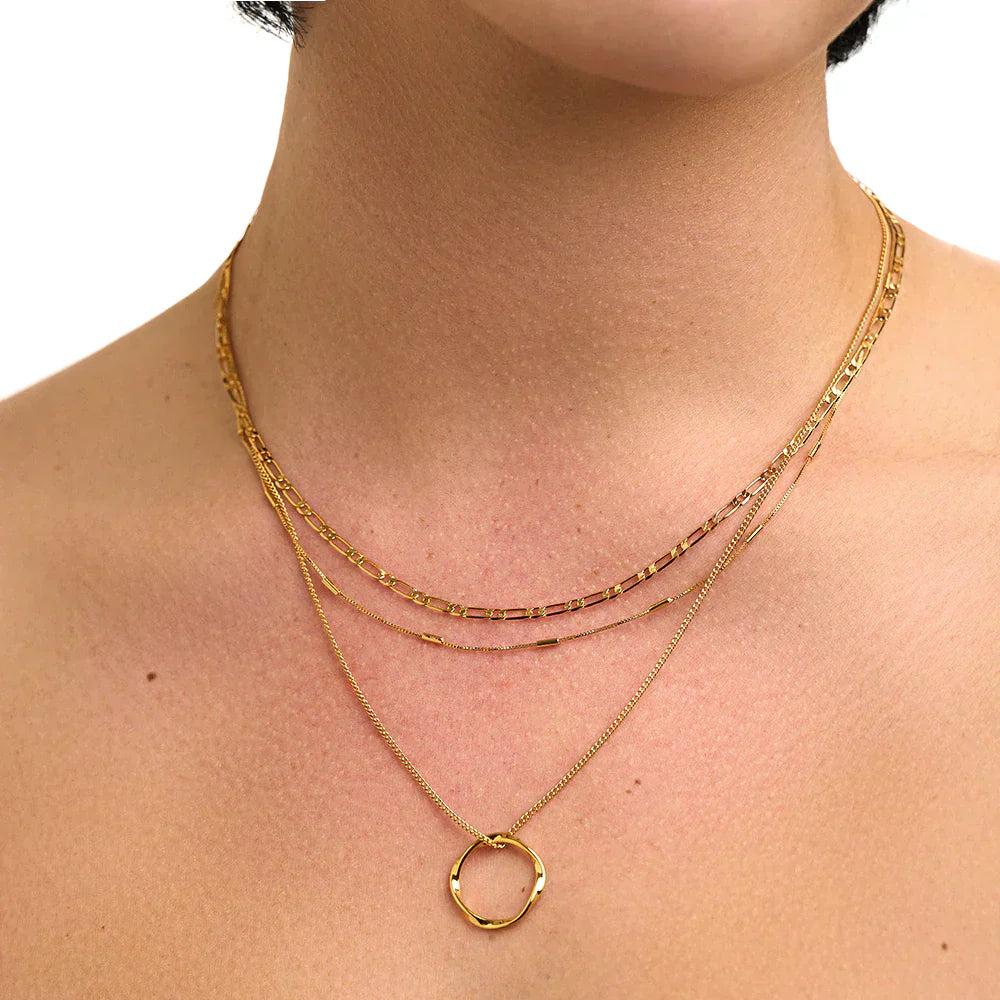 Elegante dreireihige Goldkette mit offenem Kreis