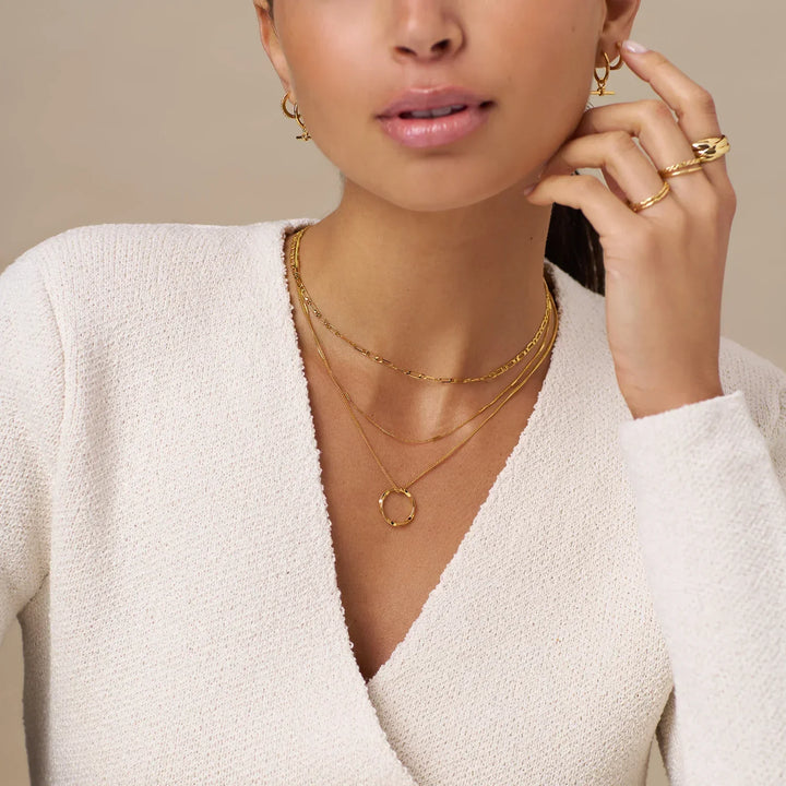 Elegante dreireihige Goldkette mit offenem Kreis