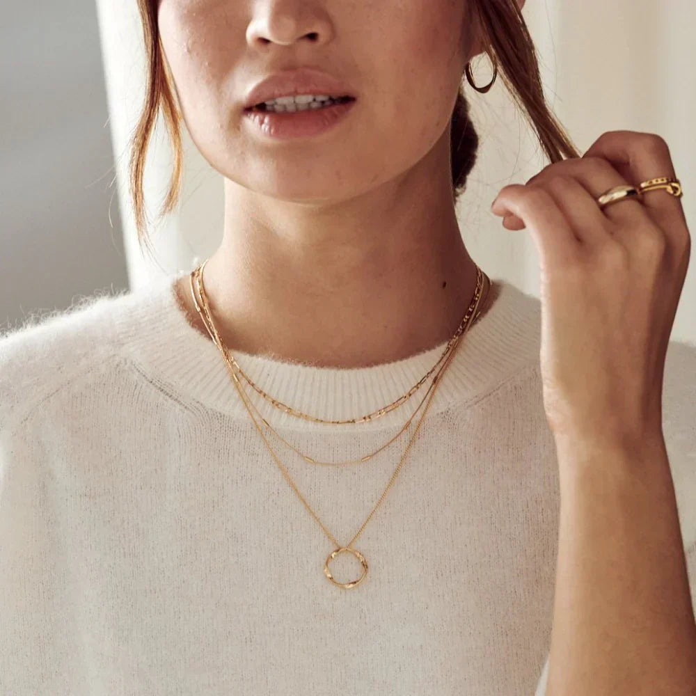 Elegante dreireihige Goldkette mit offenem Kreis