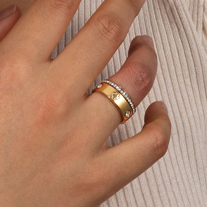 Glänzender Kleeblatt und Kristall Ring