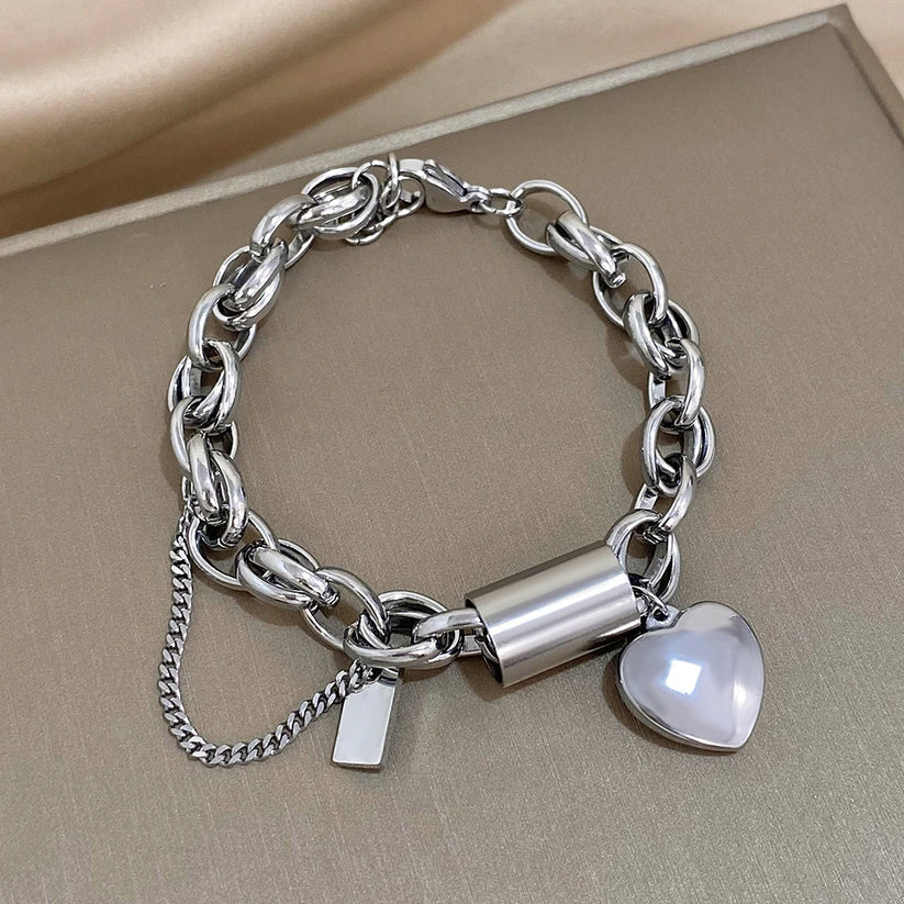 Elegantes, herzförmiges, klobiges Armband aus Gold