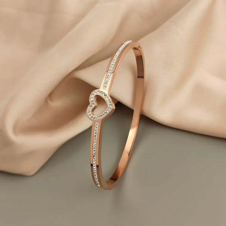 Schicke Armreifen mit Herzsymbol Anhängern