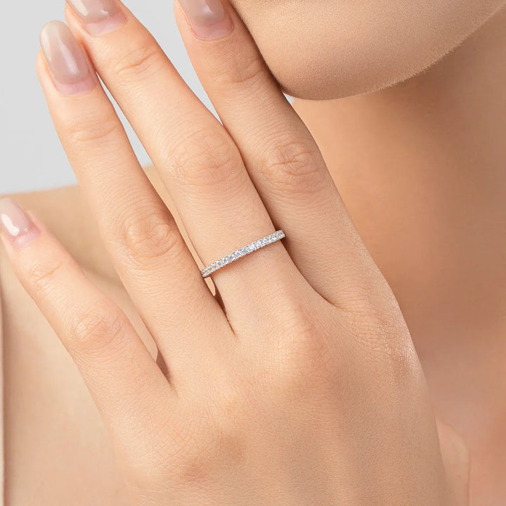 Glänzender Minimalistischer Eternity Ring