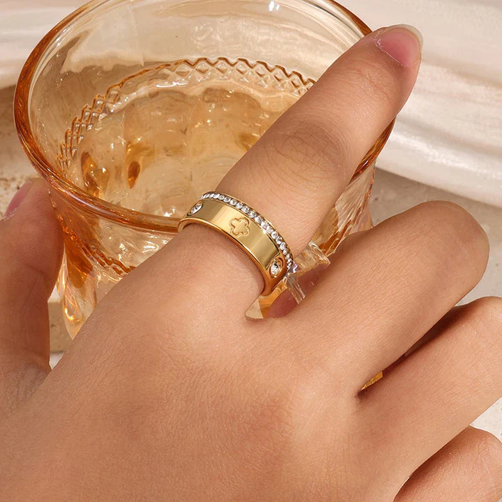 Glänzender Kleeblatt und Kristall Ring