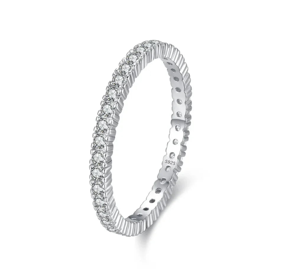 Glänzender Minimalistischer Eternity Ring