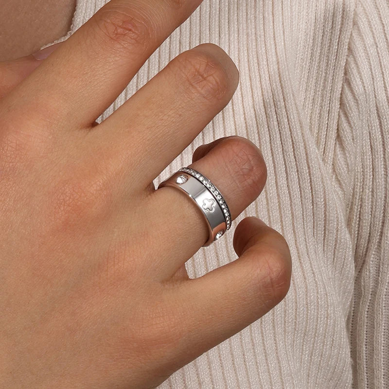 Glänzender Kleeblatt und Kristall Ring