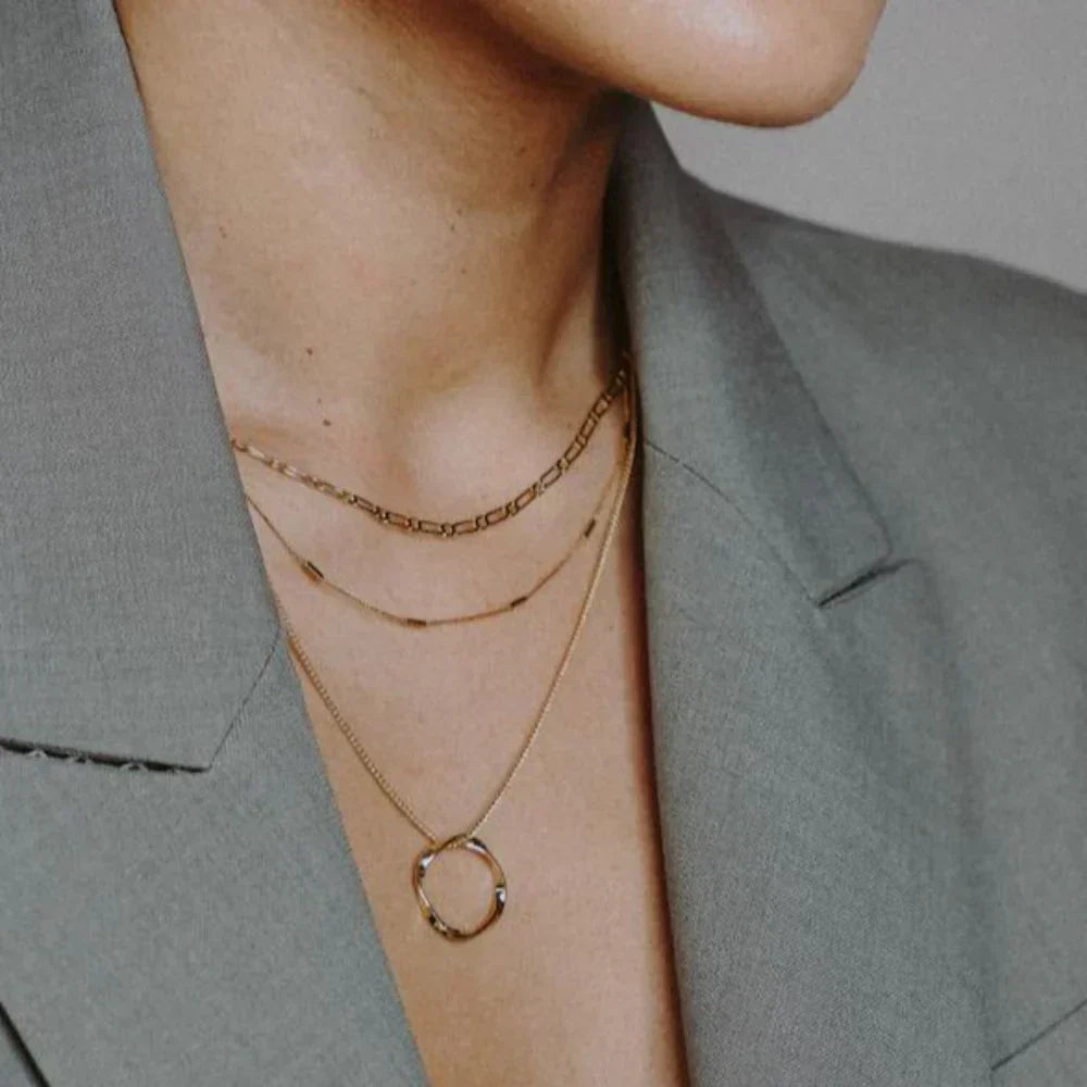 Elegante dreireihige Goldkette mit offenem Kreis
