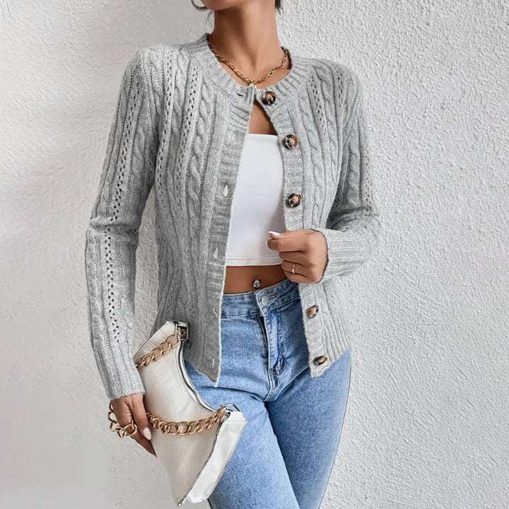Damen bequeme Strickjacke mit klassischem Zopfmuster in Grau