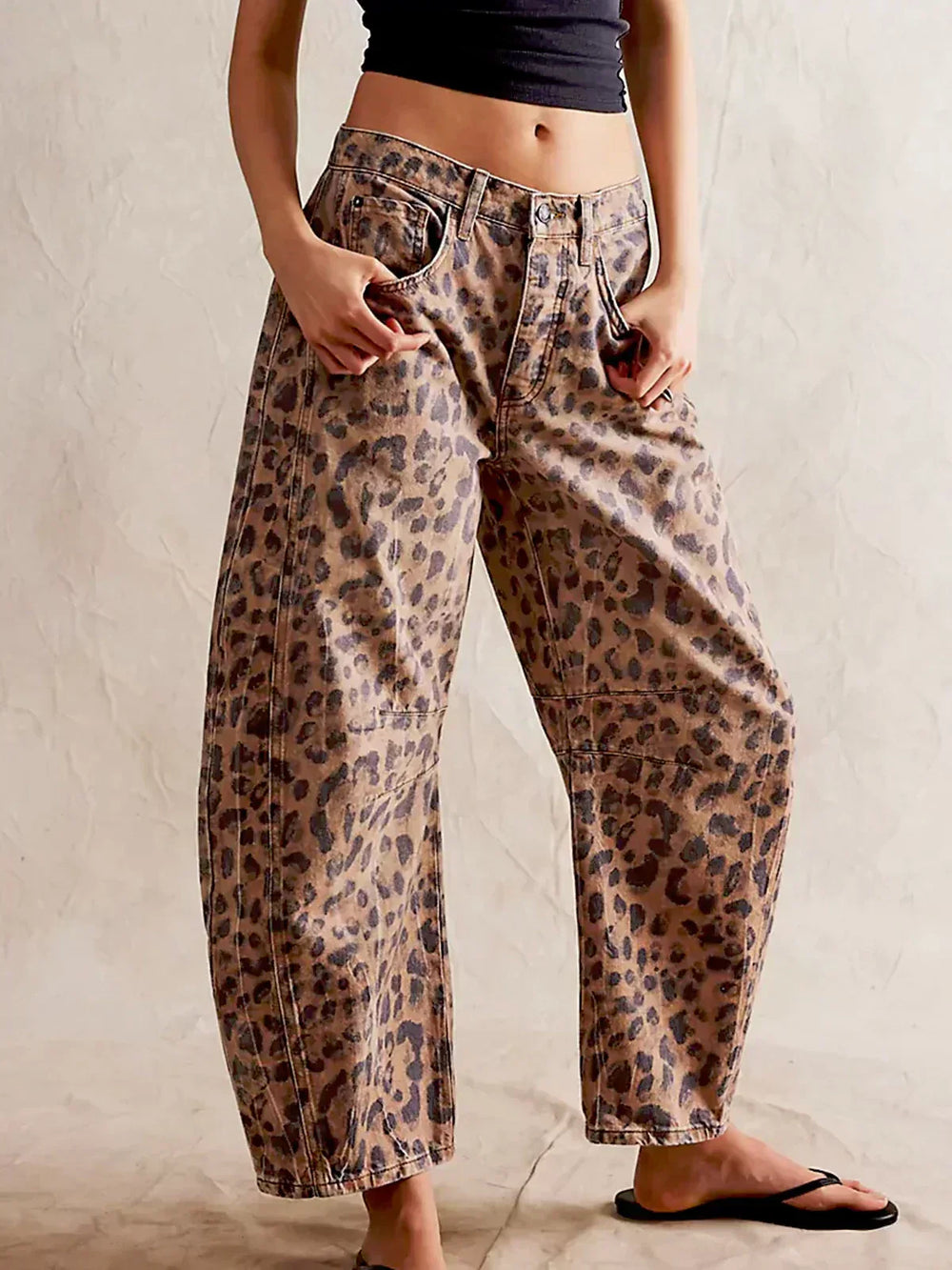 Damen Jeans mit Tierdruck und Barrel-Beinen in Leopard