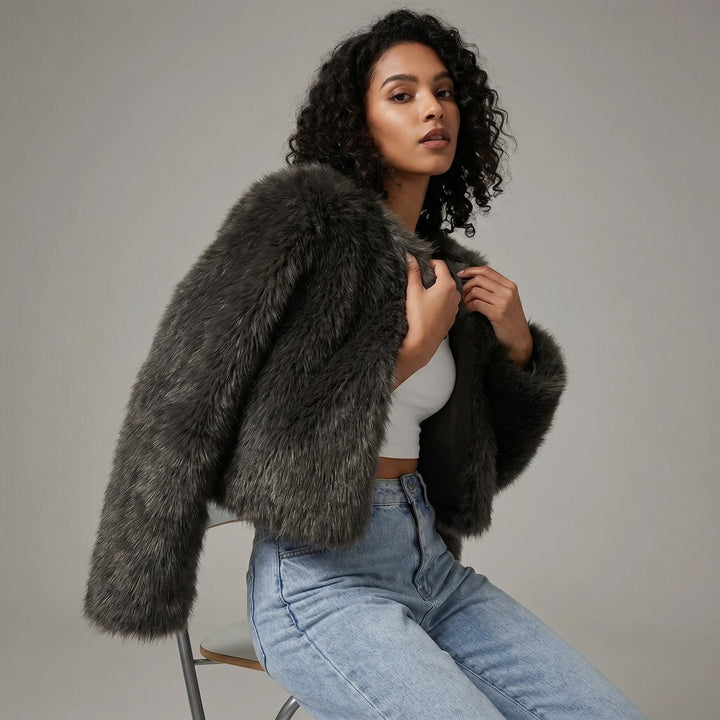 Damen Kurze Jacke aus Kunstfell für den Herbst in Schwarz