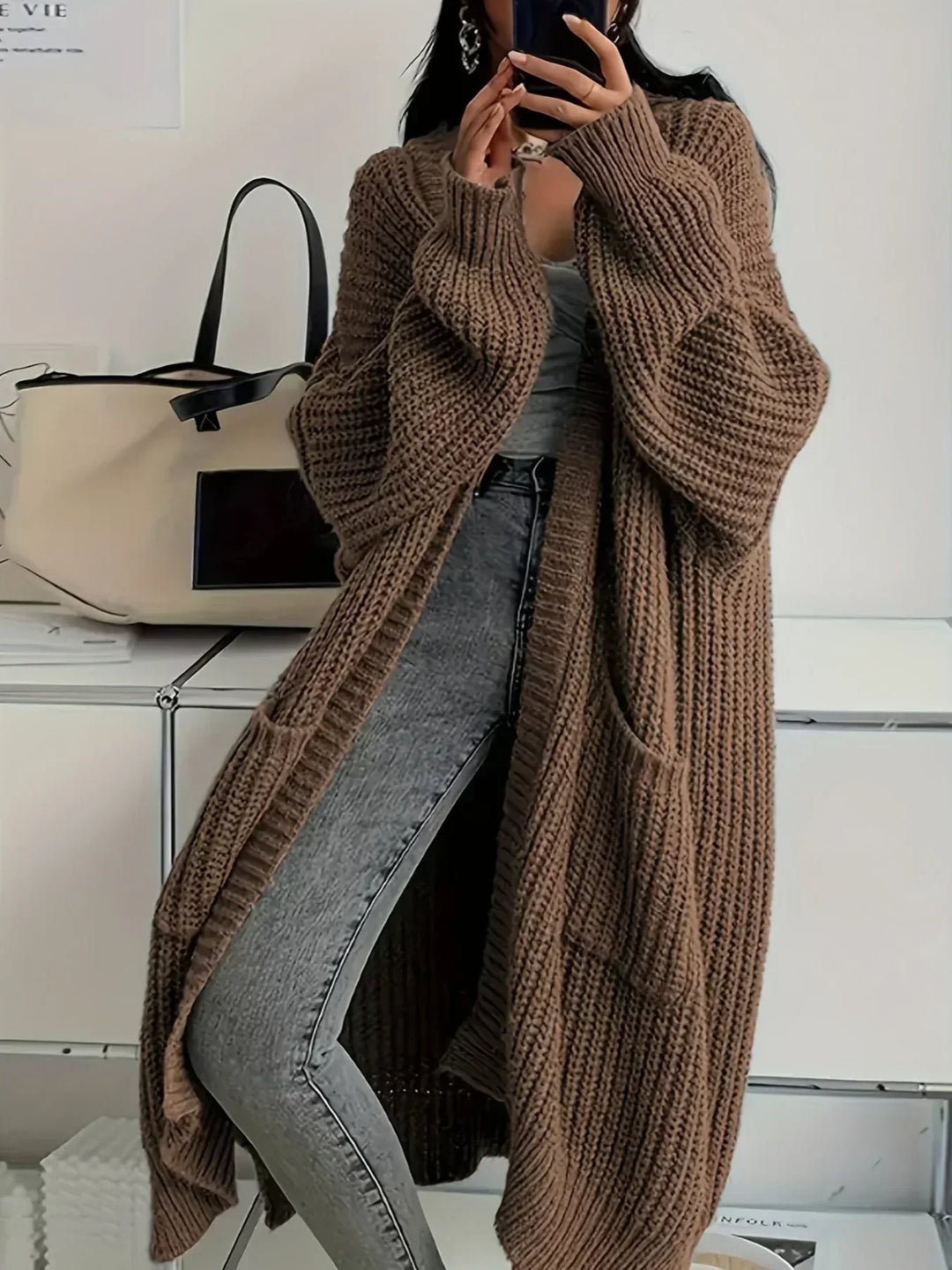 Damen lange Oversized-Strickjacke für den Herbst in Braun