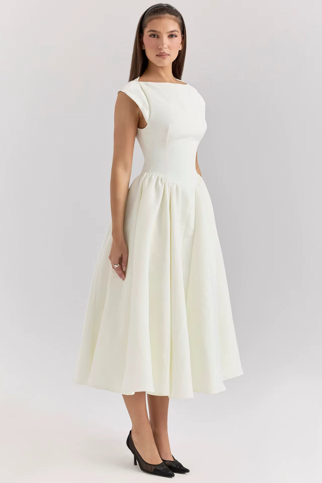 Damen Midikleid mit strukturierten Kappenärmeln und klassischem Ausschnitt für Hochzeitsgäste in Weiß