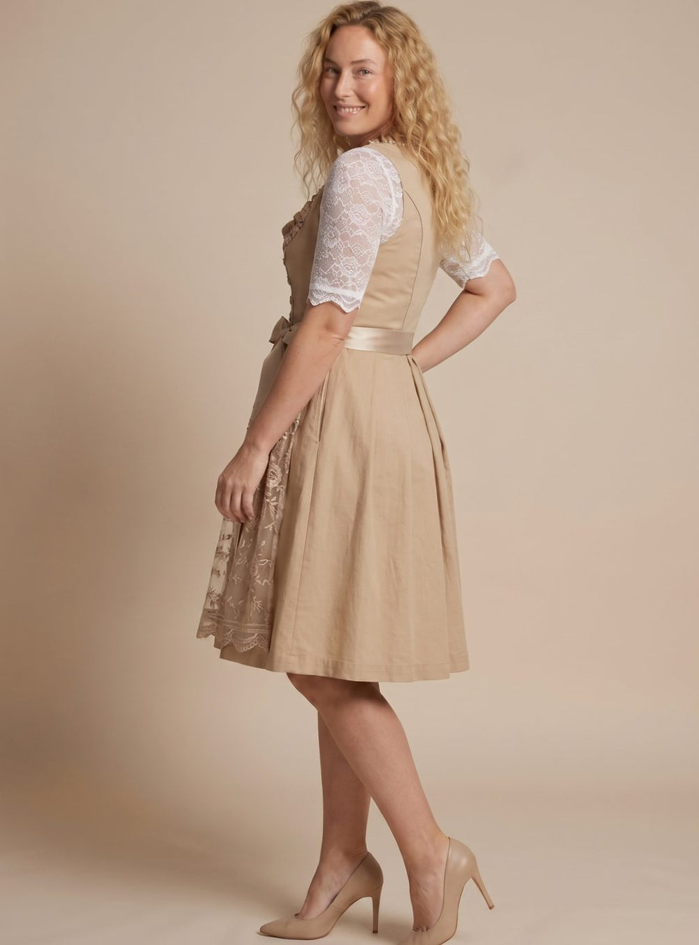 Damen Oktoberfest-Dirndl Knielang mit Spitzenbluse (2)