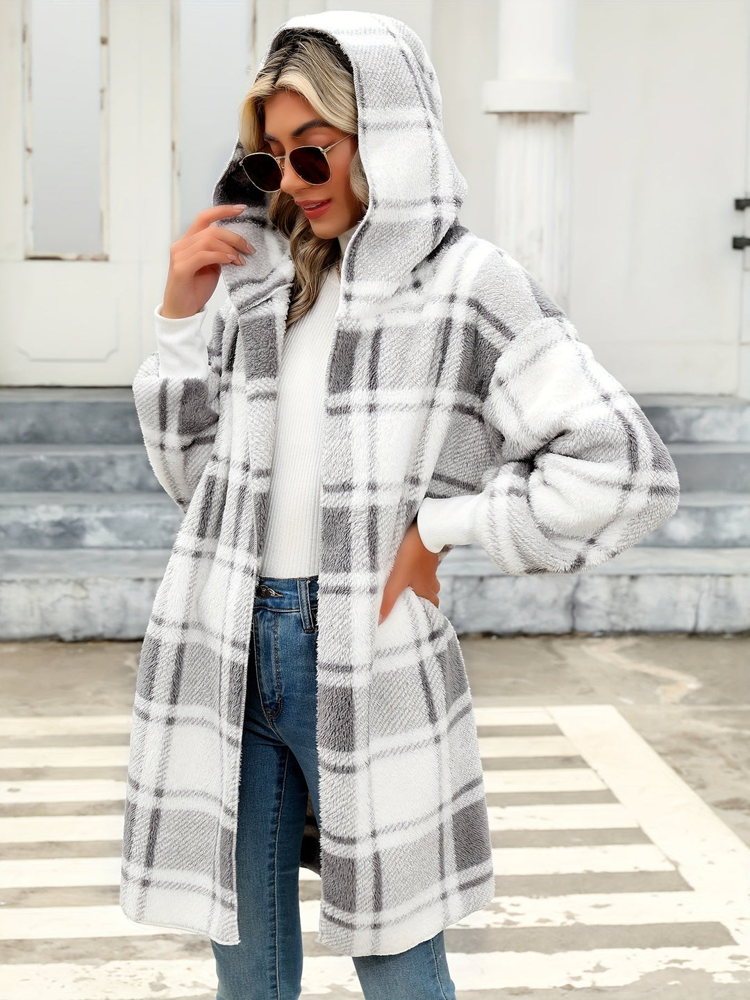 Damen Strickjacke aus Flausch mit Kapuze (4)