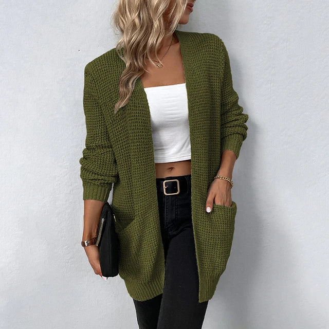 Damen Strickjacke mit warmer Eleganz für Herbst in Armee grün