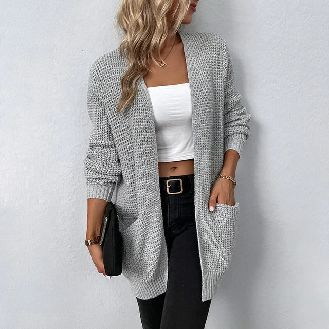 Damen Strickjacke mit warmer Eleganz für Herbst in Grau