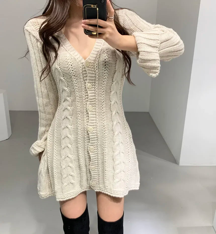 Damen Strickkleid mit Zopfmuster für den Herbst in Creme