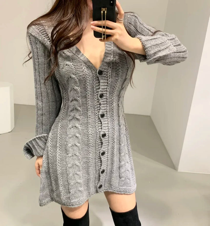 Damen Strickkleid mit Zopfmuster für den Herbst in Grau