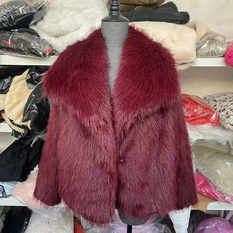 Damen Winterjacke Kurzform mit Weicher Felloptik in Bordeaux