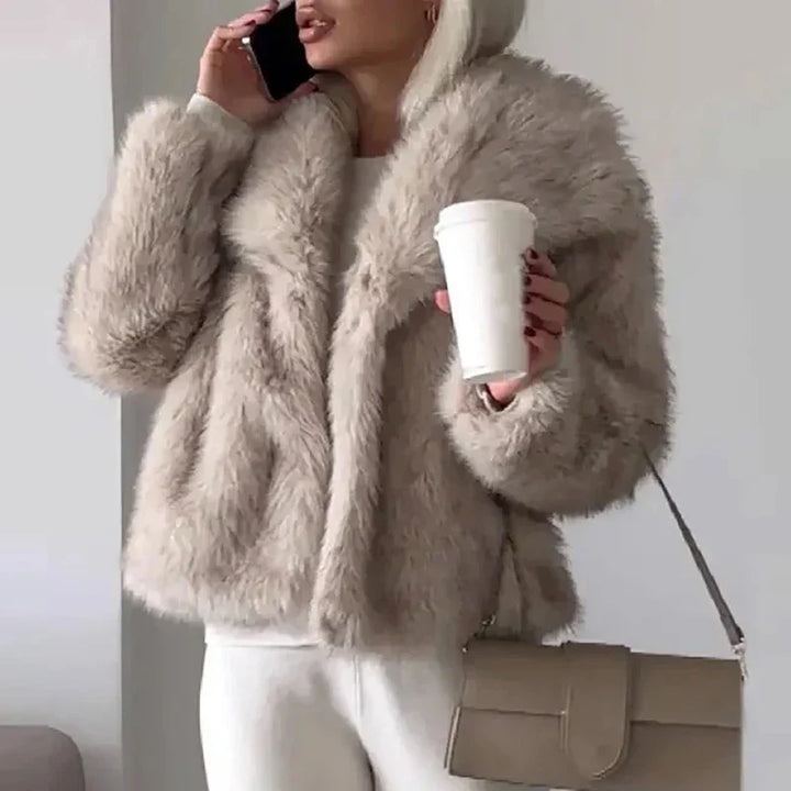 Damen Winterjacke Kurzform mit Weicher Felloptik in Hellbraun