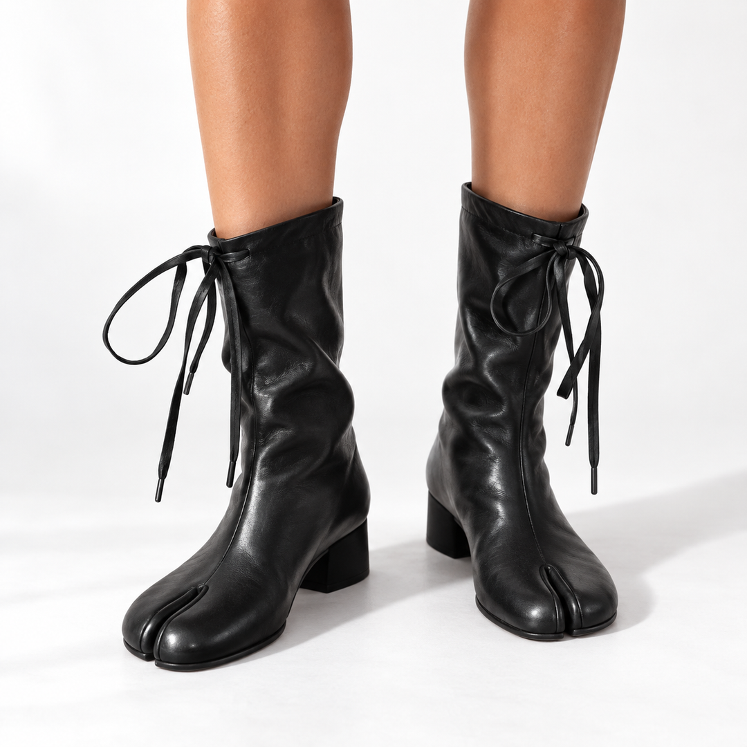 Damen Winterstiefeletten mit Schnür-Details und geteilter Zehe in Schwarz 1
