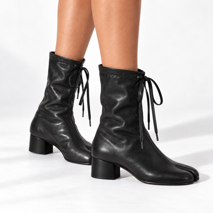 Damen Winterstiefeletten mit Schnür-Details und geteilter Zehe in Schwarz 2