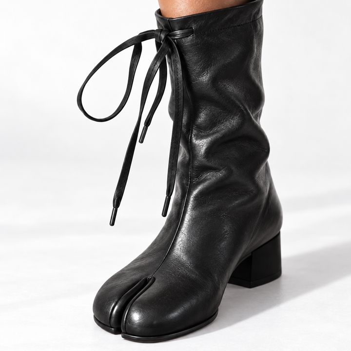 Damen Winterstiefeletten mit Schnür-Details und geteilter Zehe in Schwarz 3