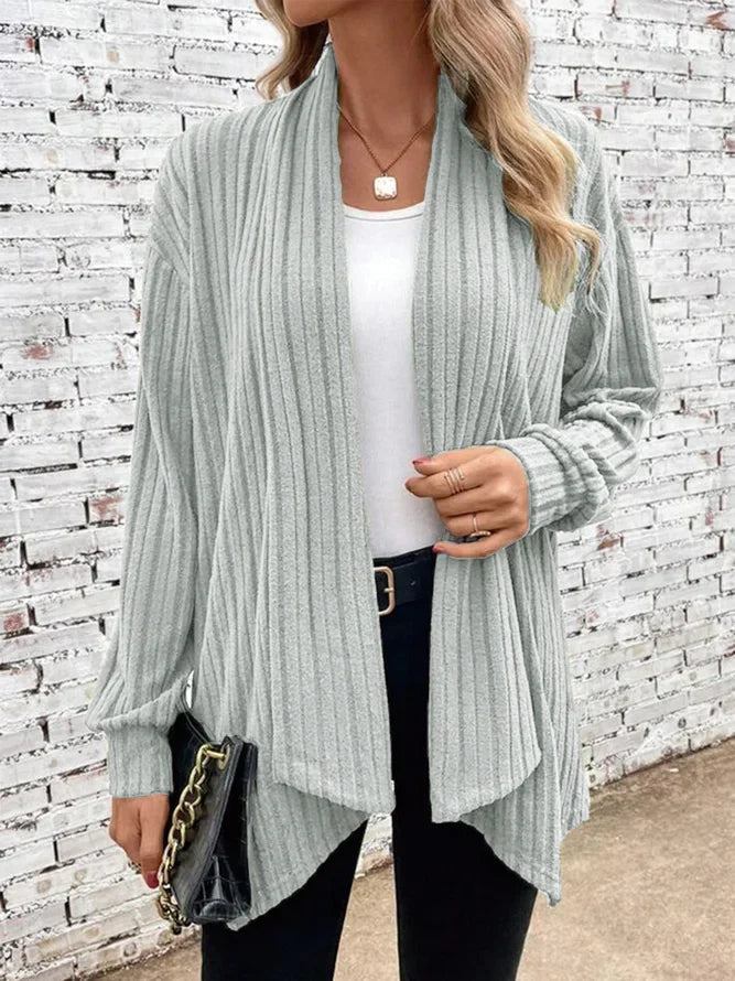 Damen Winterstrickjacke mit Wasserfall-Revers im Rippstrick in Hellgrau