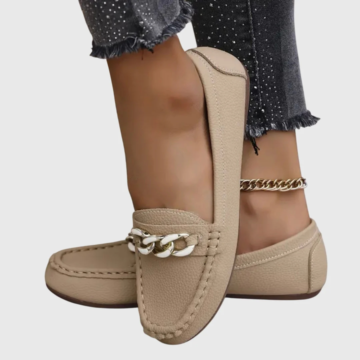 Elegante Damen Loafer mit Kettenverzierung in Beige
