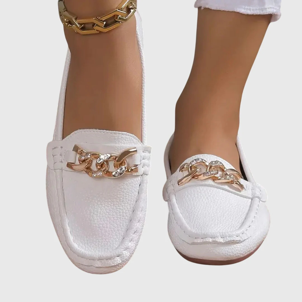 Elegante Damen Loafer mit Kettenverzierung in Weiß