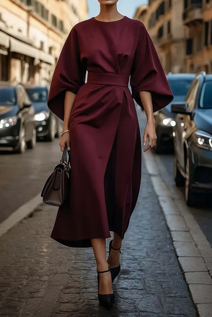 Elegante Damenkleider mit Gürteldetail und Puffärmeln in Bordeaux