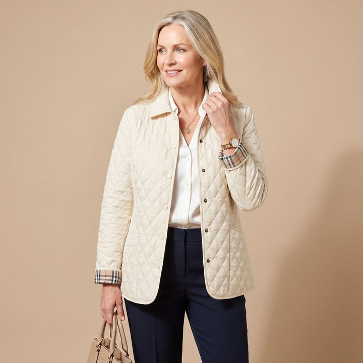 Elegante taillierte Damen Winterjacke mit Steppung in Weiß