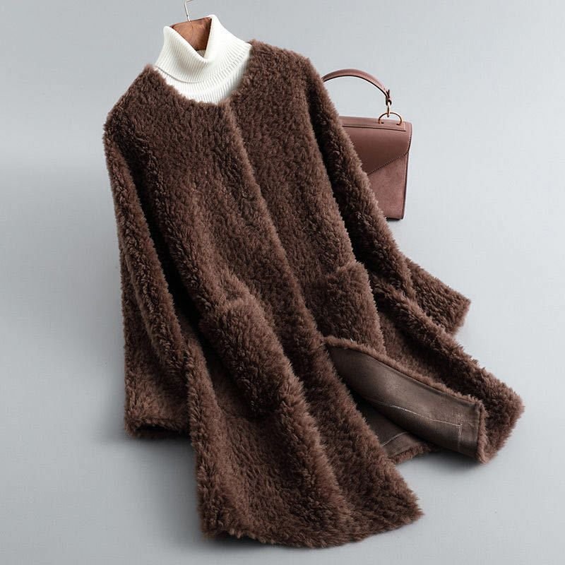 Eleganter Damen Mantel aus luxuriösem Lammfell in Mocha Brown