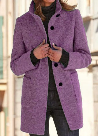 Eleganter Damen Wintermantel im klassischen Wollstil in Lila