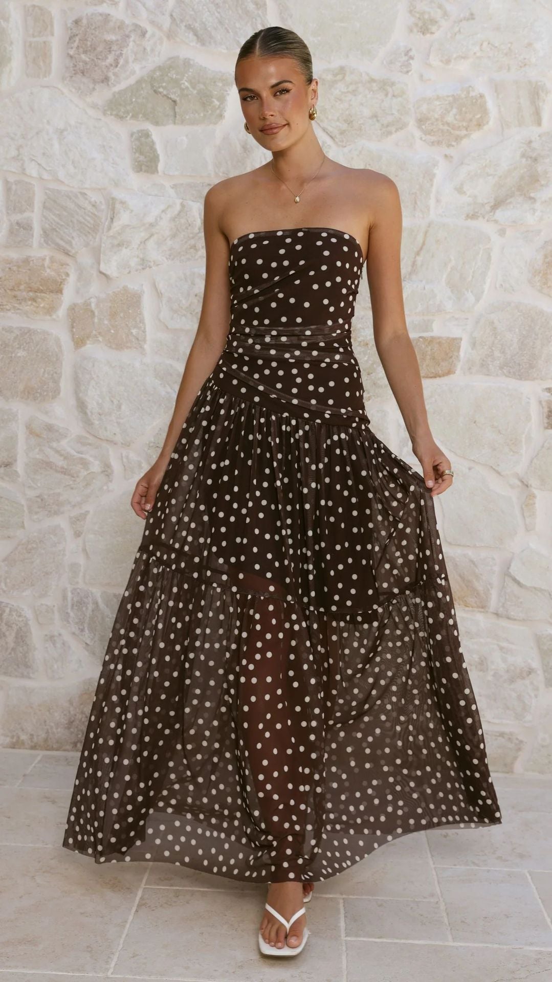 Elegantes Polka-Punkt-Maxikleid für den Sommer in Dot