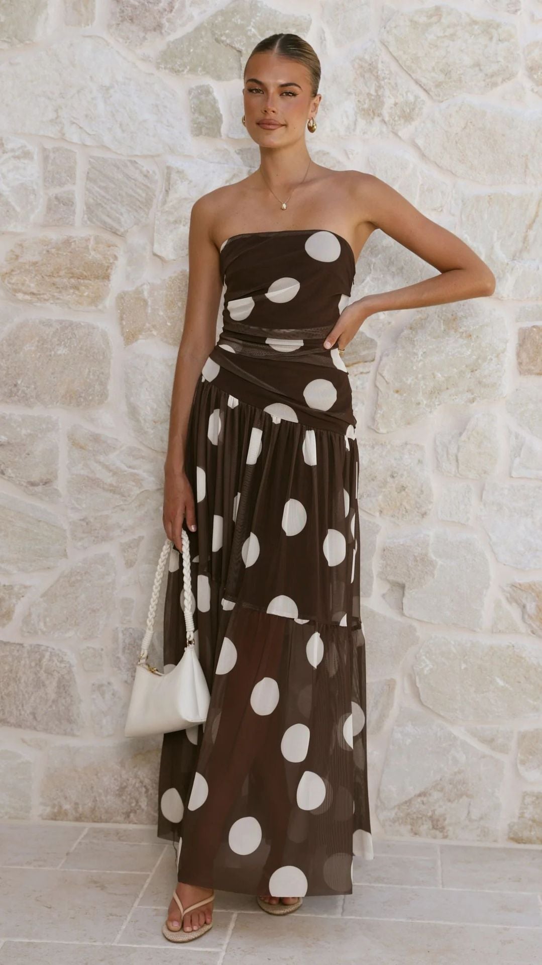 Elegantes Polka-Punkt-Maxikleid für den Sommer in polka dot pattern