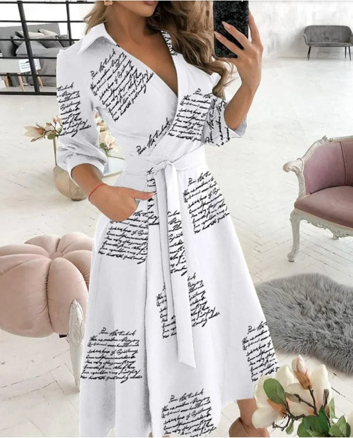 Elegantes Wickel-Sommerkleid in Briefdruck