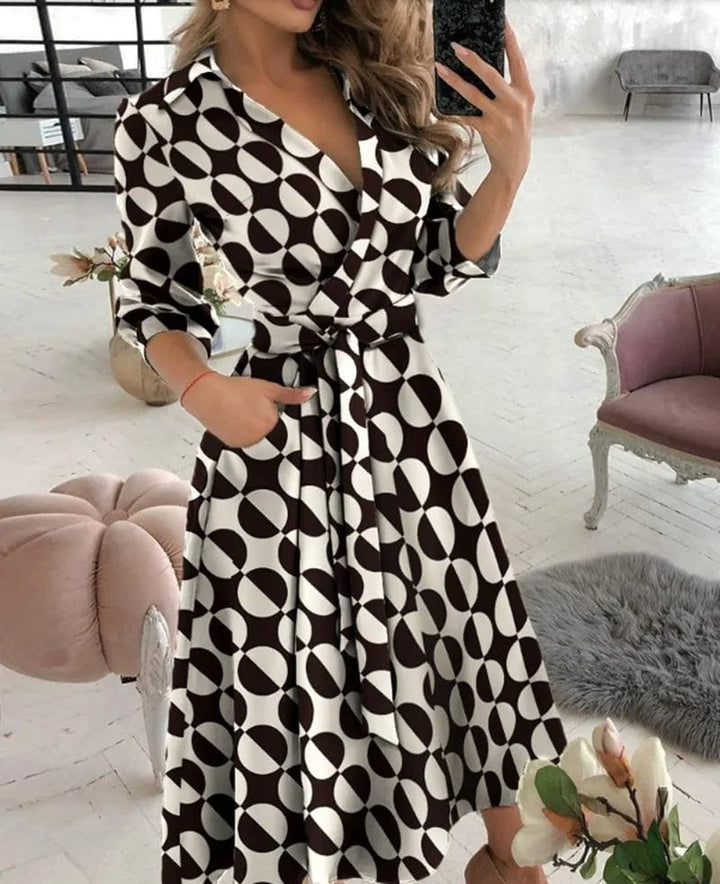 Elegantes Wickel-Sommerkleid in Großer Wellenpunkt