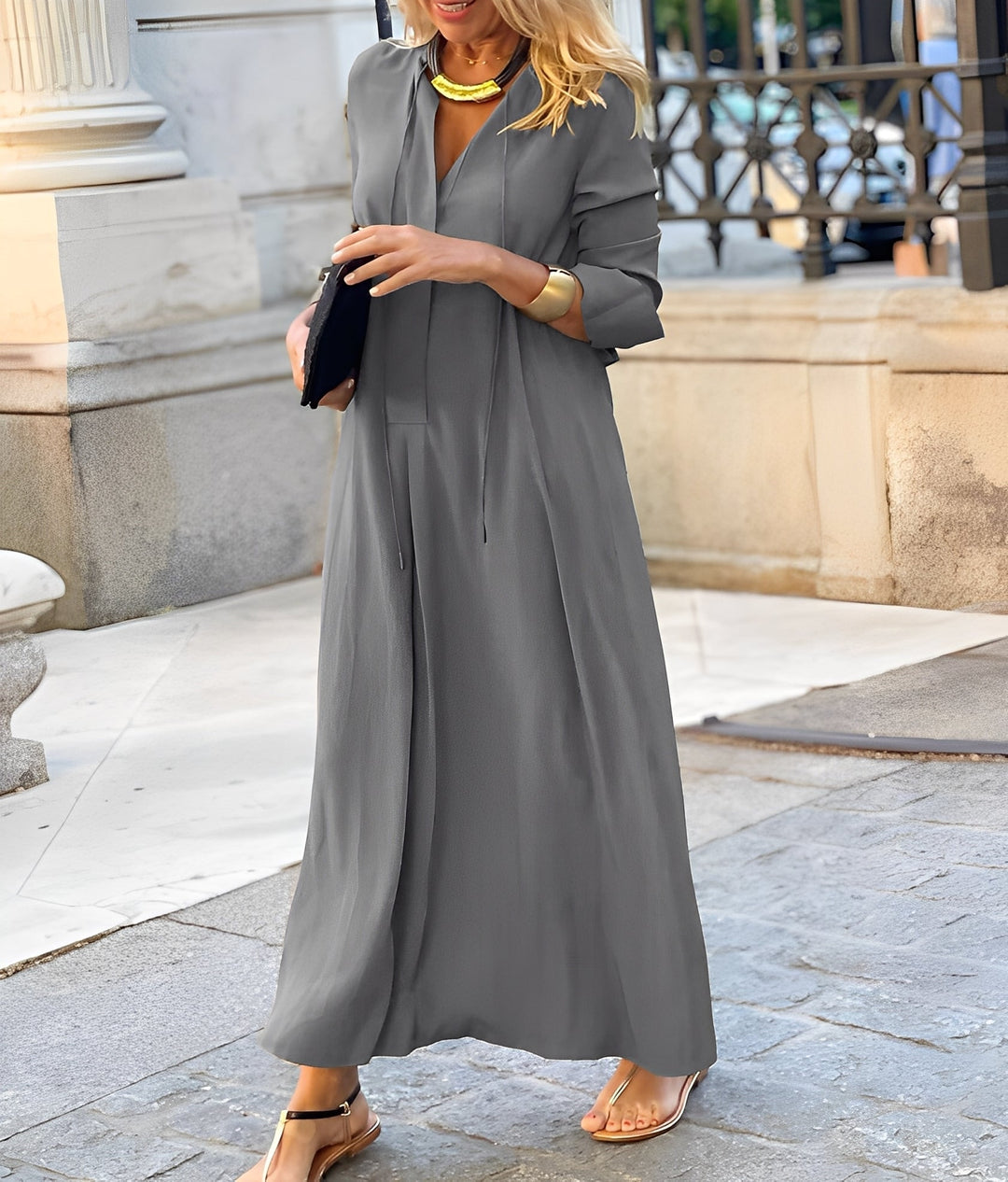 Fließendes Maxikleid für Herbsthochzeitsgäste in Grau