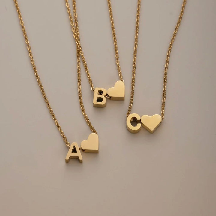 Zeitlose Initialen Halskette mit Herz Charm