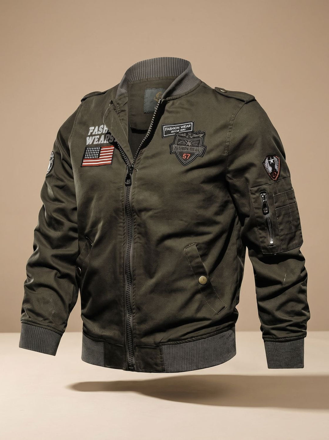 Herren Übergangsjacke im Bomber-Schnitt mit Military-Patches in Grün