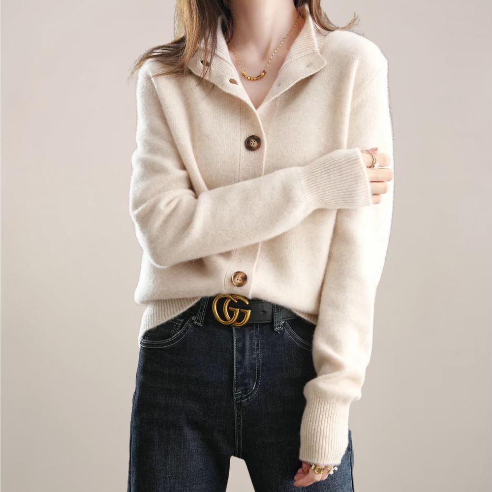 Klassische Damen Strickjacke für kühle Übergangstage in Creme
