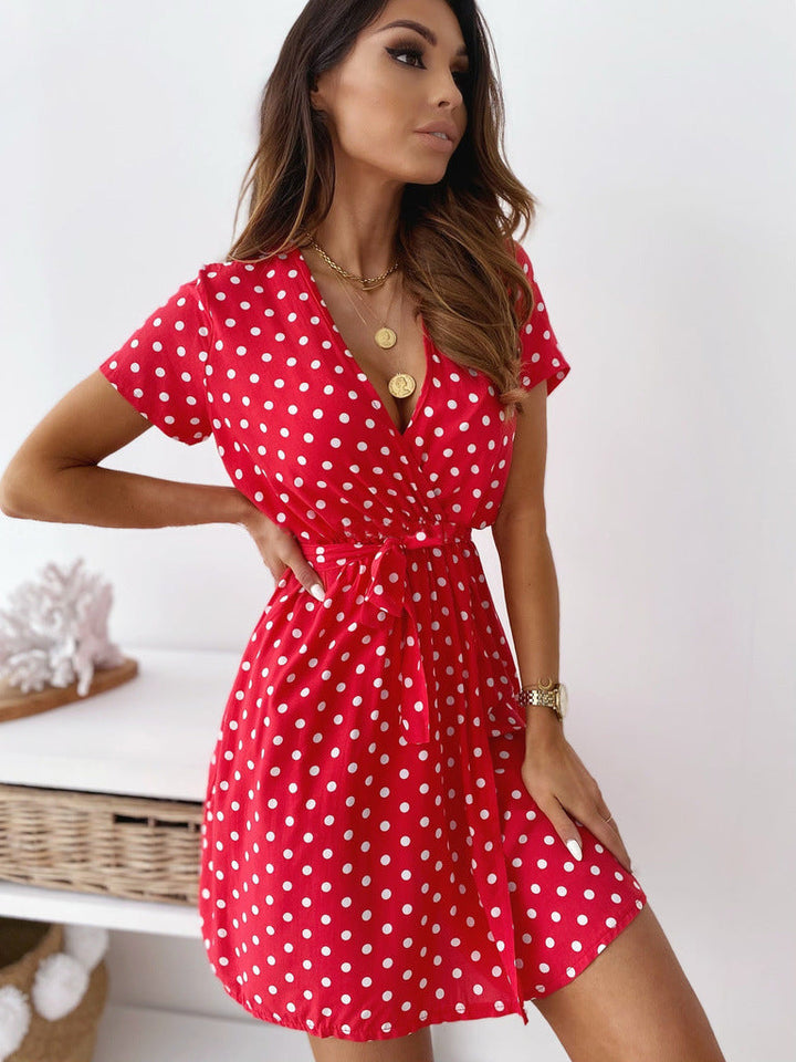 Verspieltes Polka-Dot-Minikleid zum Sommer in Rot