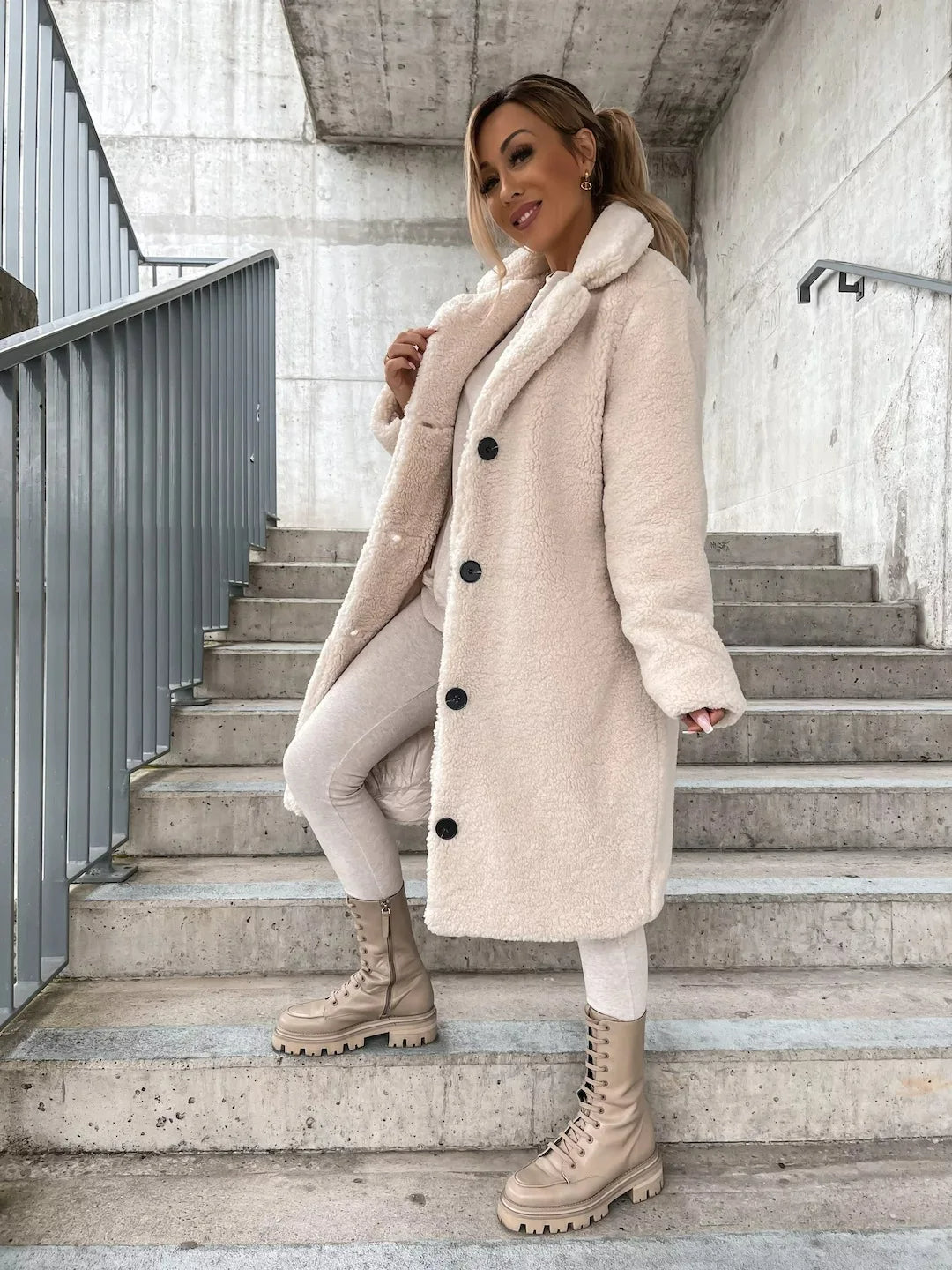 Warmer Damen-Trenchcoat aus Plüsch für den Herbst in Creme