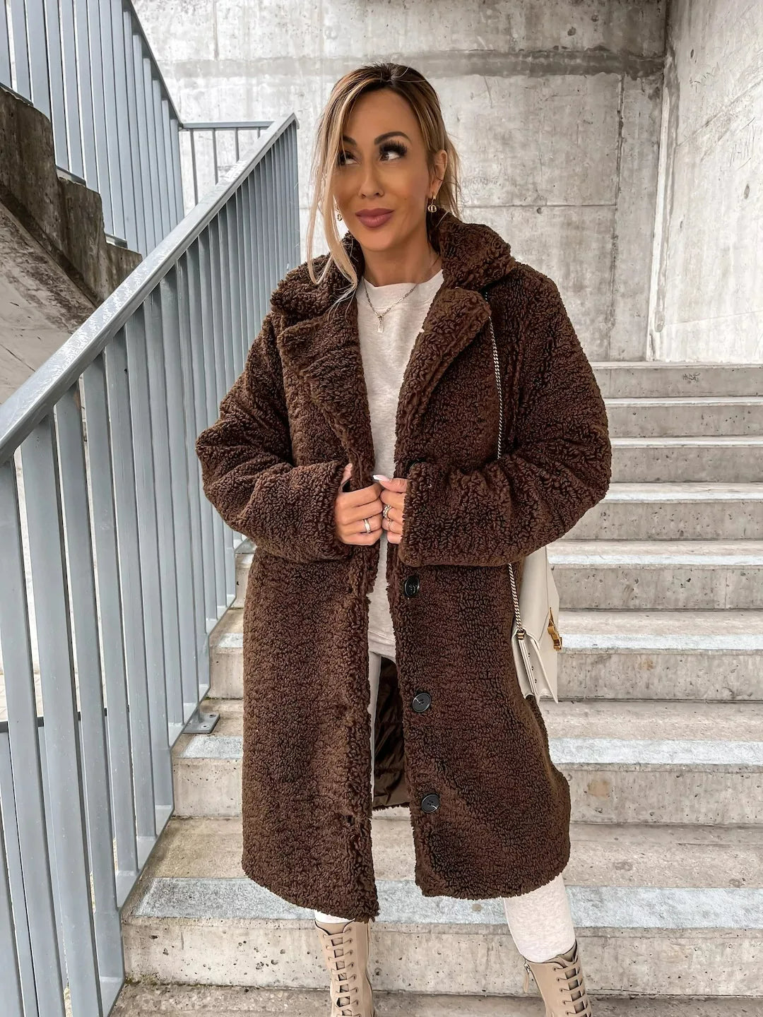 Warmer Damen-Trenchcoat aus Plüsch für den Herbst in Hellbraun
